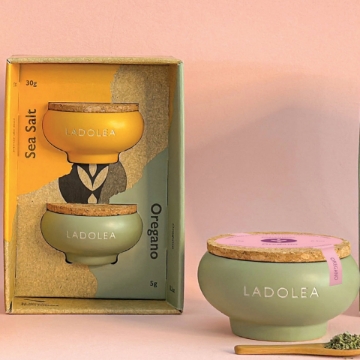 Handmade Ceramic Bowl with Organic Oregano for Cooking and Decor Handmade ceramic bowl with organic oregano, perfect for cooking and kitchen decor.