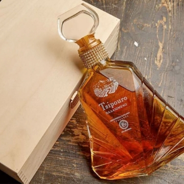 Aged Tsipouro Katsaros 700ml (with box) Aged Tsipouro Katsaros 700ml (with box)