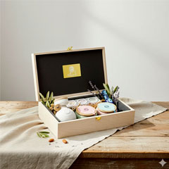 Premium-griechische Geschenkbox mit nativem Olivenöl extra, Thymianhonig und Ägina-Pistazien